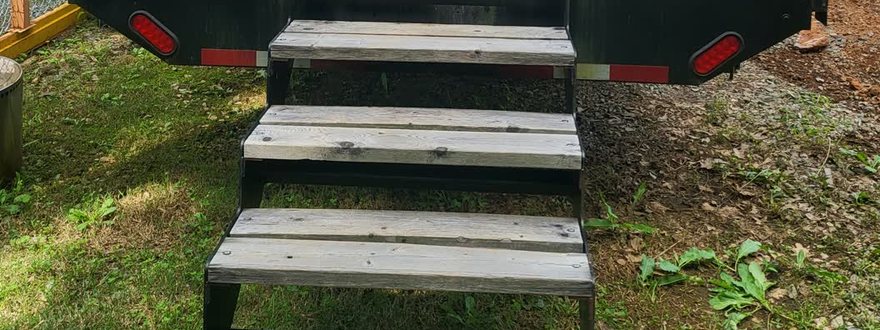 Steps up to the throwing deck